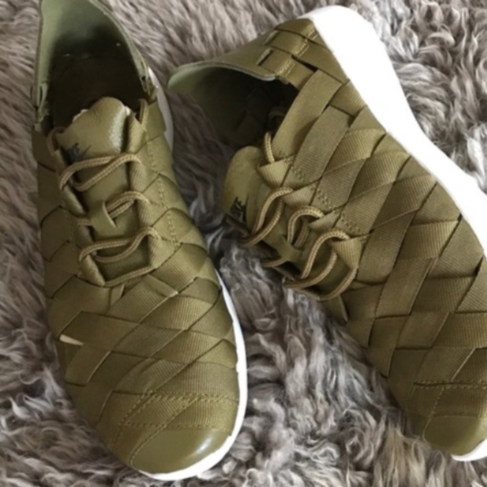 Juvenate Woven green Nike’s size: 8